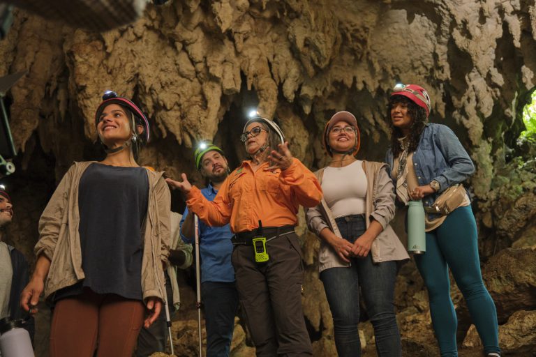 Turistas en las Cavernas de Camuy